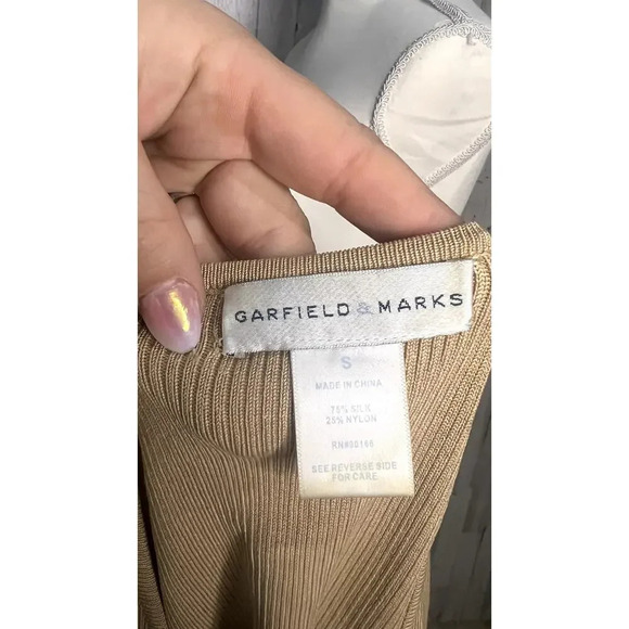 Garfield & Marks Women's Size Small Silk Blend V-Neck Beige Short Sleeve Top - Picture 6 of 6